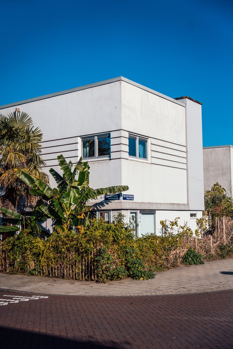 Réaliser sa construction maison moderne en béton : conseils et stratégies